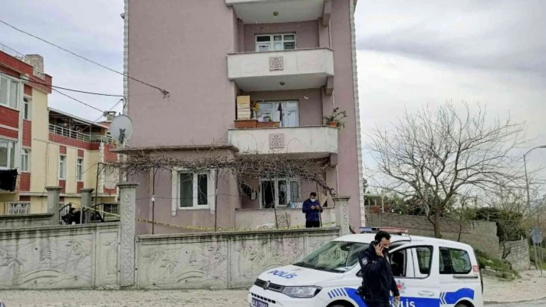 Çamaşırları toplamak için gitti, komşusunun cansız bedenini buldu