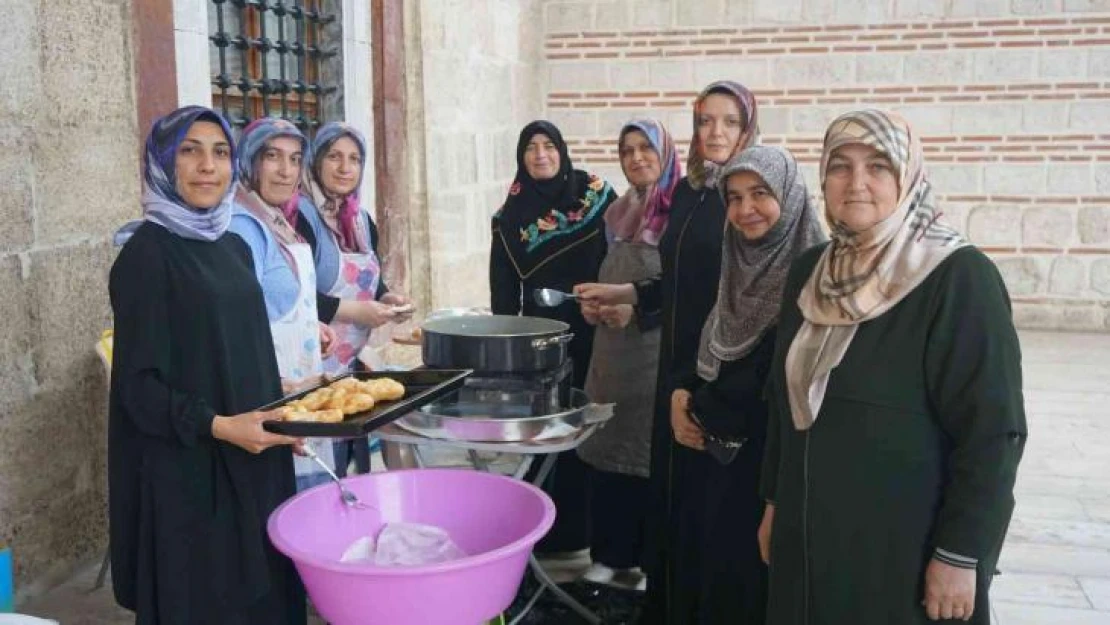 Cami avlusunda satışa sunulan ürünlere yoğun ilgi