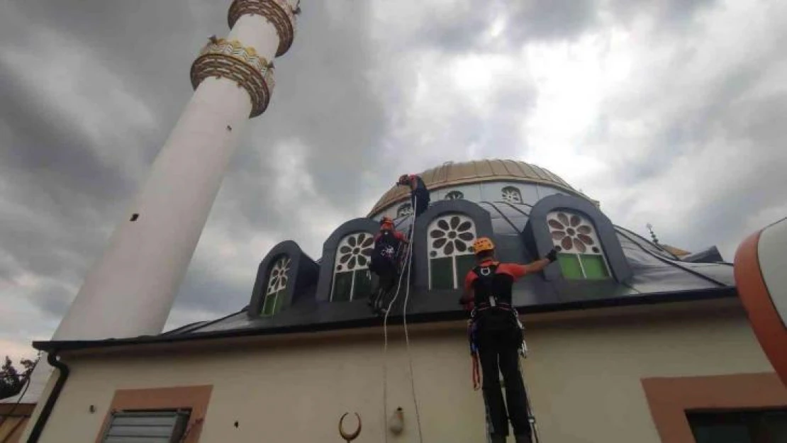 Cami kubbesindeki yuvadan düşen yavru leyleğe müthiş kurtarma