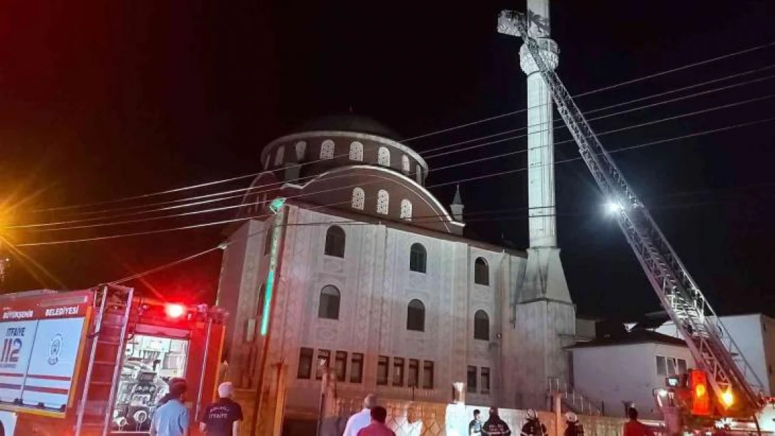 Cami minaresinde yangın çıktı