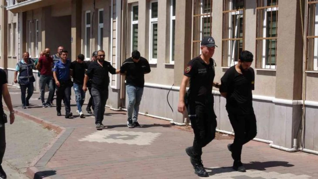 Çanakkale'de çıkan kavgada gözaltına alınan 10 kişi adliyeye sevk edildi