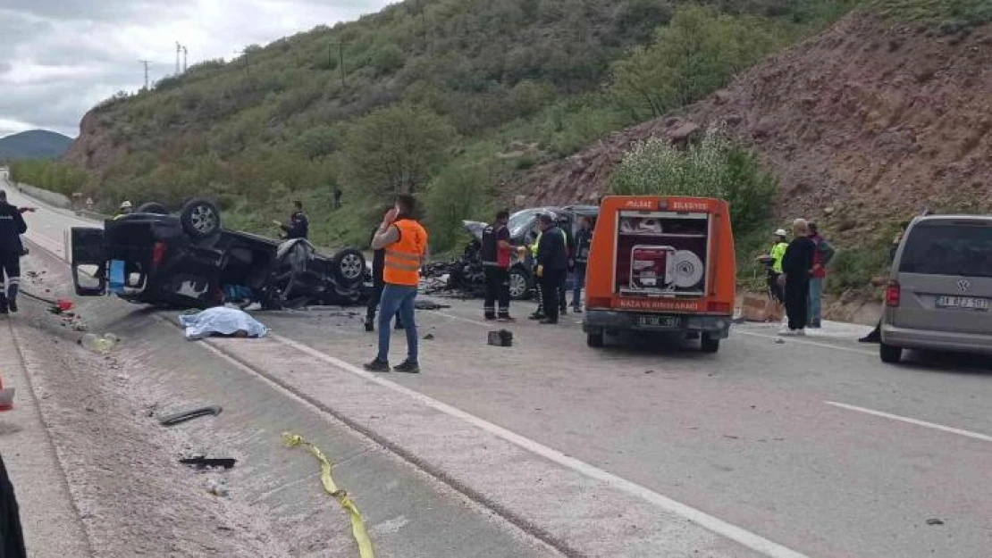 Çankırı'da hafif ticari araç ile minibüs çarpıştı: 3 ölü, 12 yaralı