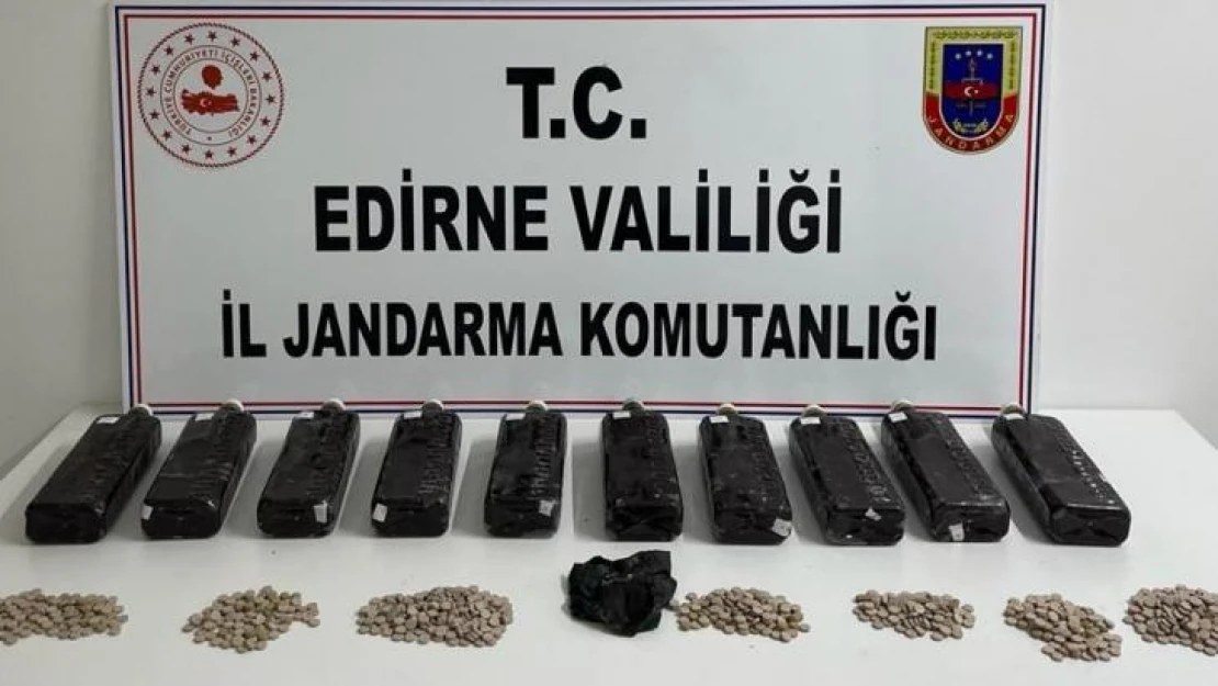 Çantasından 13 kilogram afyon sakızı ile 967 adet uyuşturucu hap çıktı