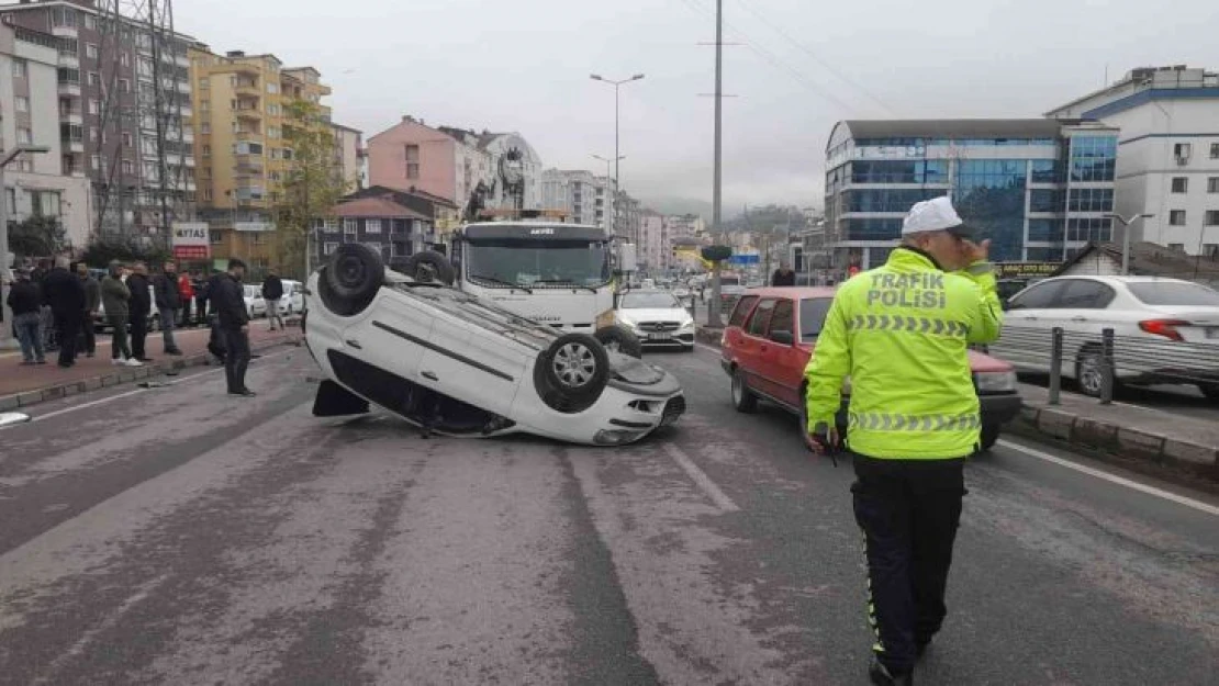 Çarpışan otomobillerden biri takla attı: 1 yaralı