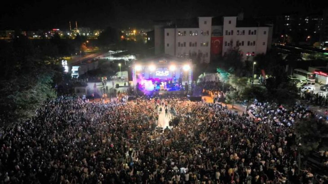 Çarşamba'da unutulmaz gece: Akülü araç teslimi ve Koray Avcı konseri