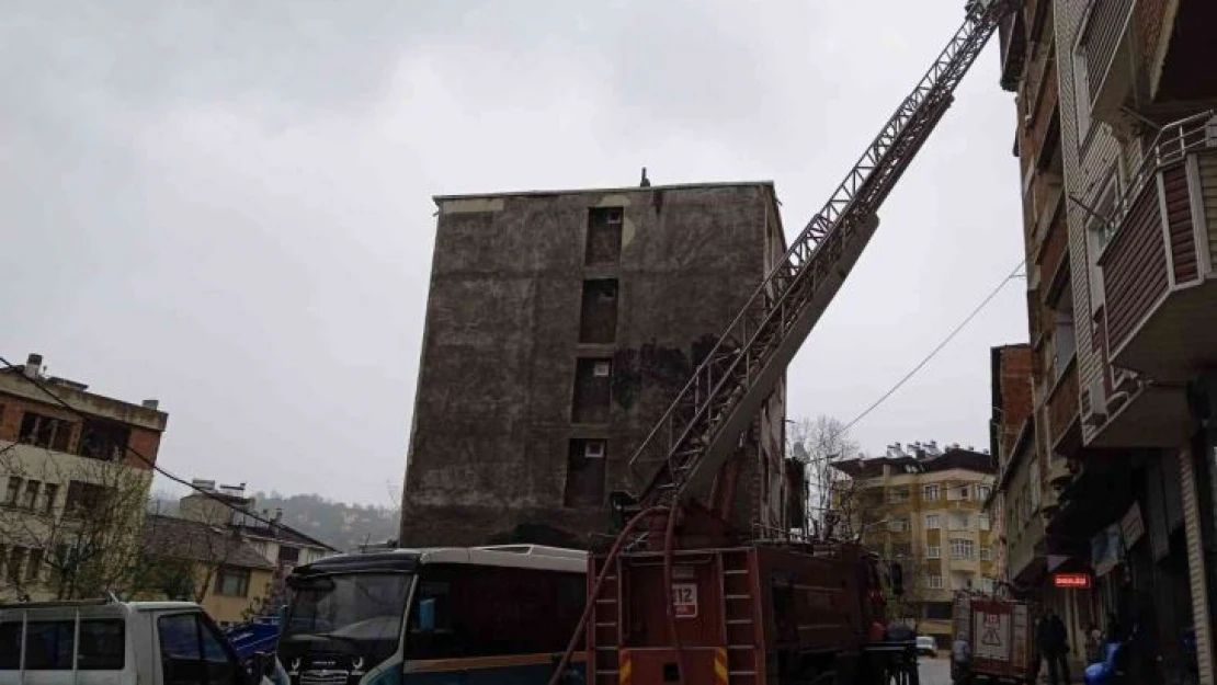 Çatı katındaki yangın itfaiye ekiplerince söndürüldü