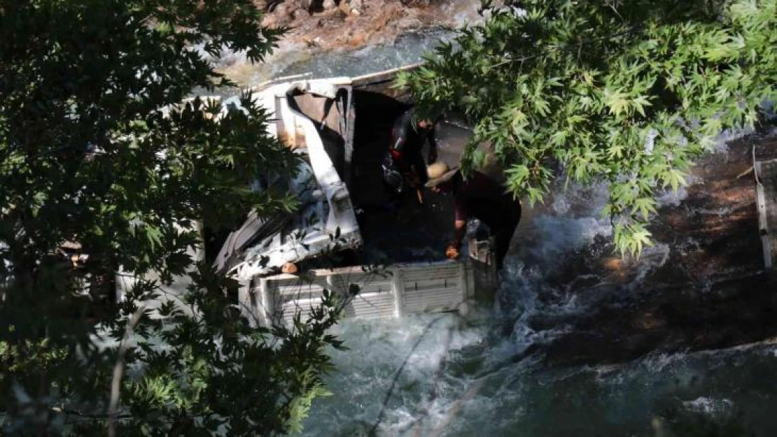 Çaya devrilen kamyondaki işçi için arama kurtarma ekipleri seferber oldu