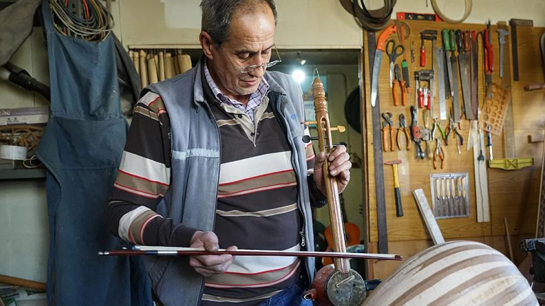 Çaydanlıktan kemane, su kabağından tambur