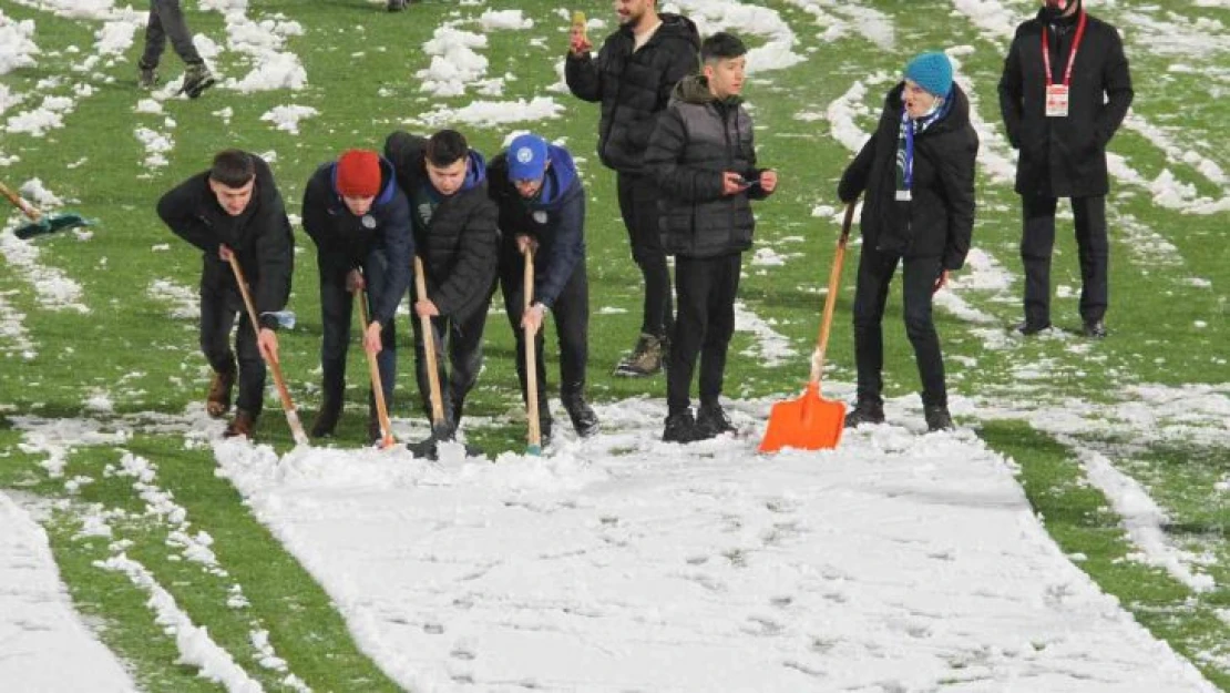 Çaykur Didi Stadyumu'nda taraftar ile kar temizliği yapılıyor