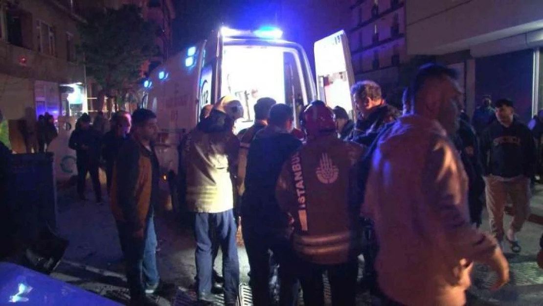 Çekmeköy'de 2 otomobil kafa kafaya çarpıştı: Otomobil dükkana daldı, 3 yaralı