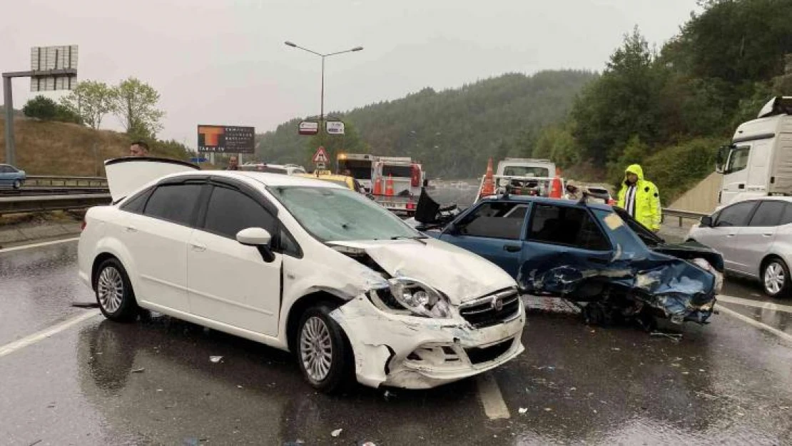 Çekmeköy'de 9 aracın karıştığı zincirleme kaza: 2 yaralı