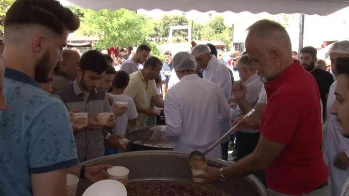 Çekmeköy'deki cami ve cemevlerinde vatandaşlara aşure ikramı