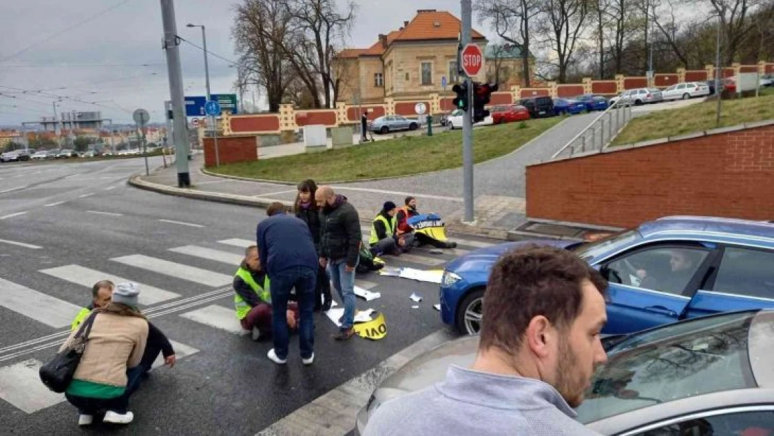 Çekya'da Ukrayna'ya destek için trafiği kapatan aktivistlere polis müdahalesi