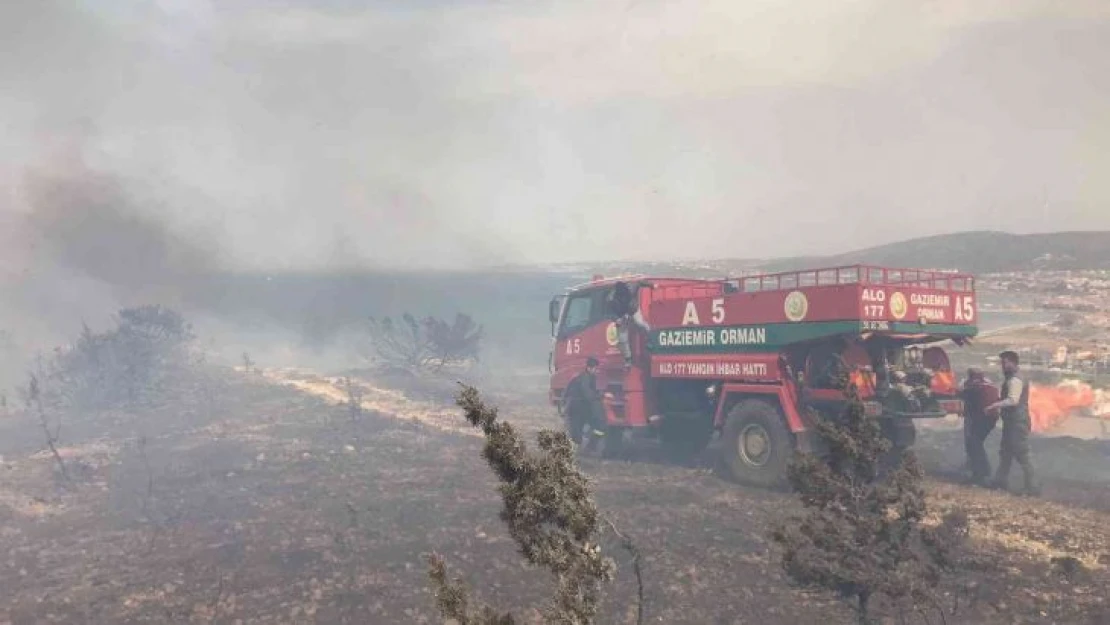 Çeşme'de otluk alandaki yangına ekipler müdahale ediyor