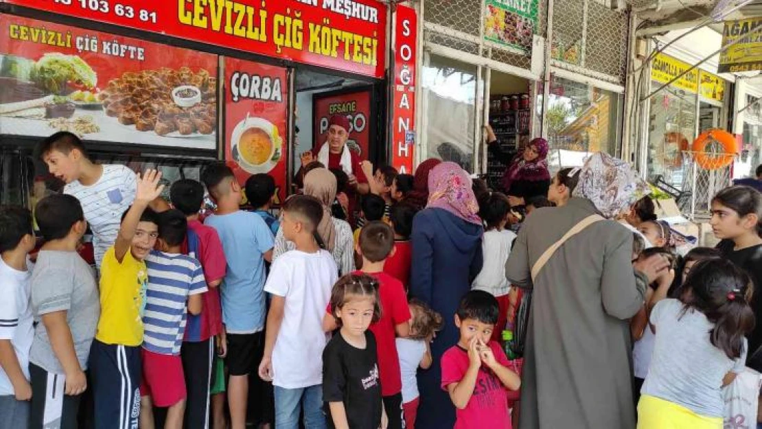 Cevizli çiğköfte yemek için birbirleriyle yarıştılar