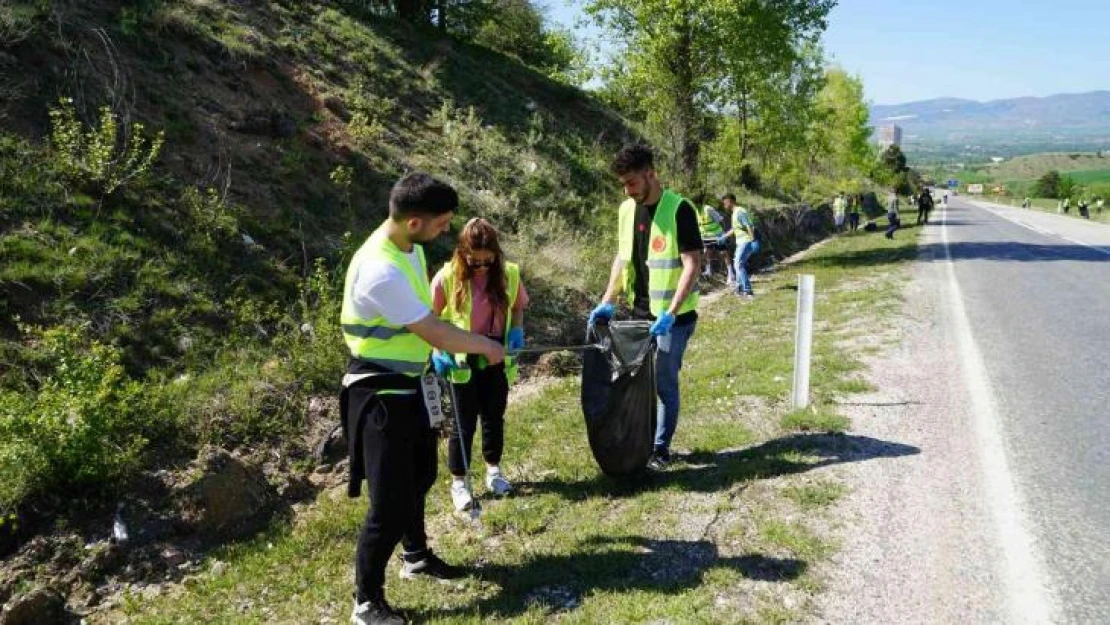 Çevre gönüllüleri kolları sıvadı, ormanda çöp topladı