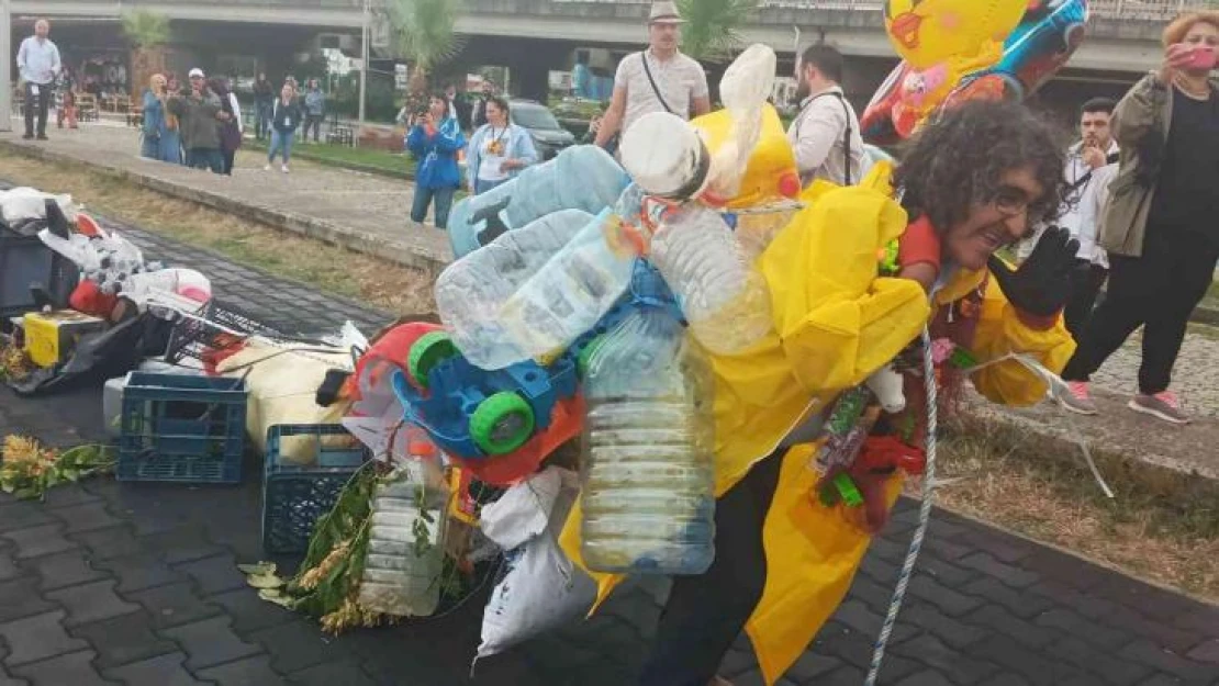 Çevre kirliliğine dikkat çekmek için sıra dışı bir etkinliğe imza attı