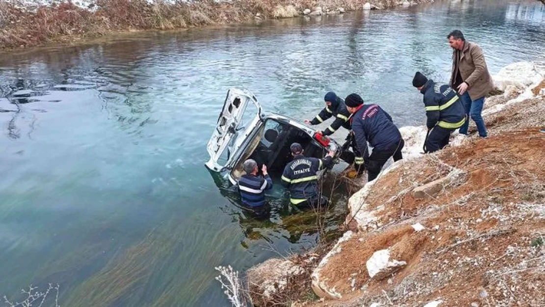 Ceyhan Nehri'ne düşen araçtaki 1 kişi öldü, 2 kişi ağır yaralandı