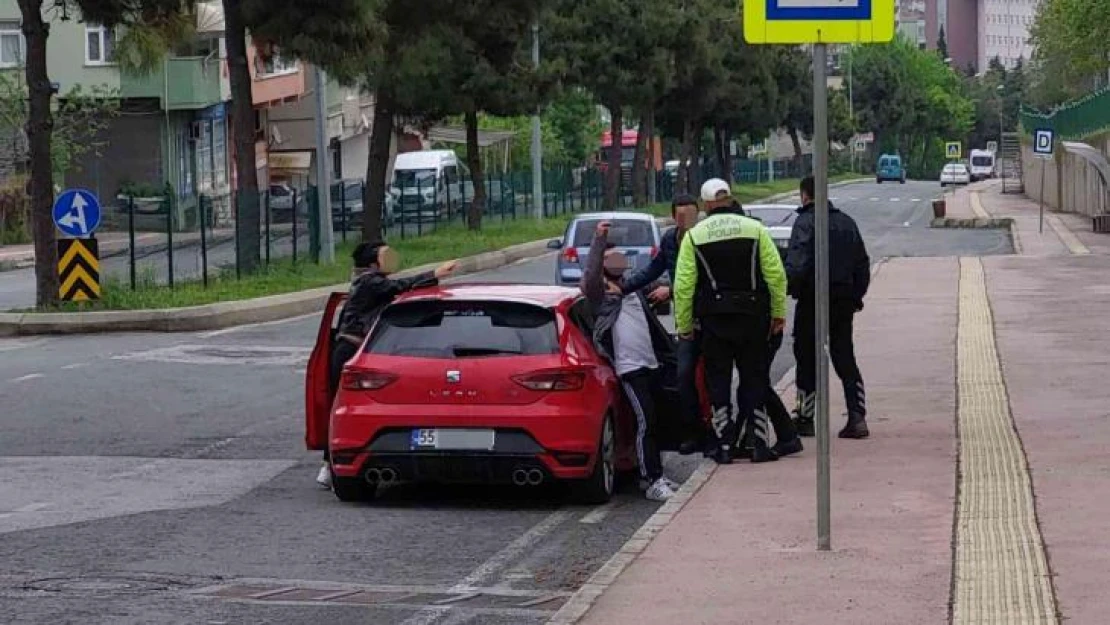 Ceza yazılıp ehliyetine el konulan sürücü ile polis arasında gergin anlar yaşandı