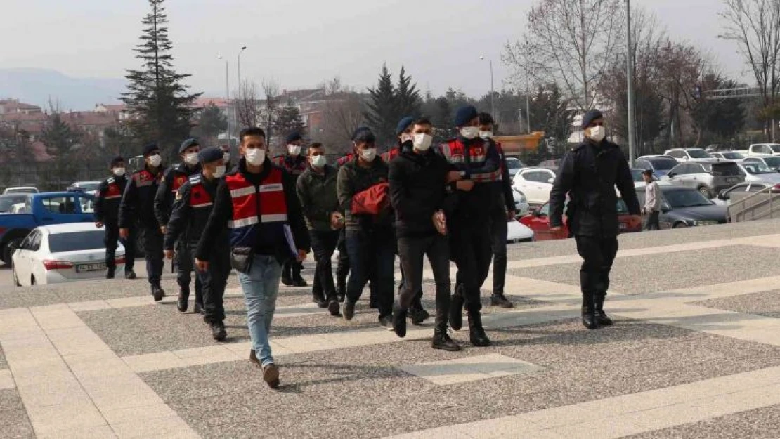 Cezaevlerindeki terör örgütü üyelerine finans sağlayan 7 kişi adliyeye sevk edildi