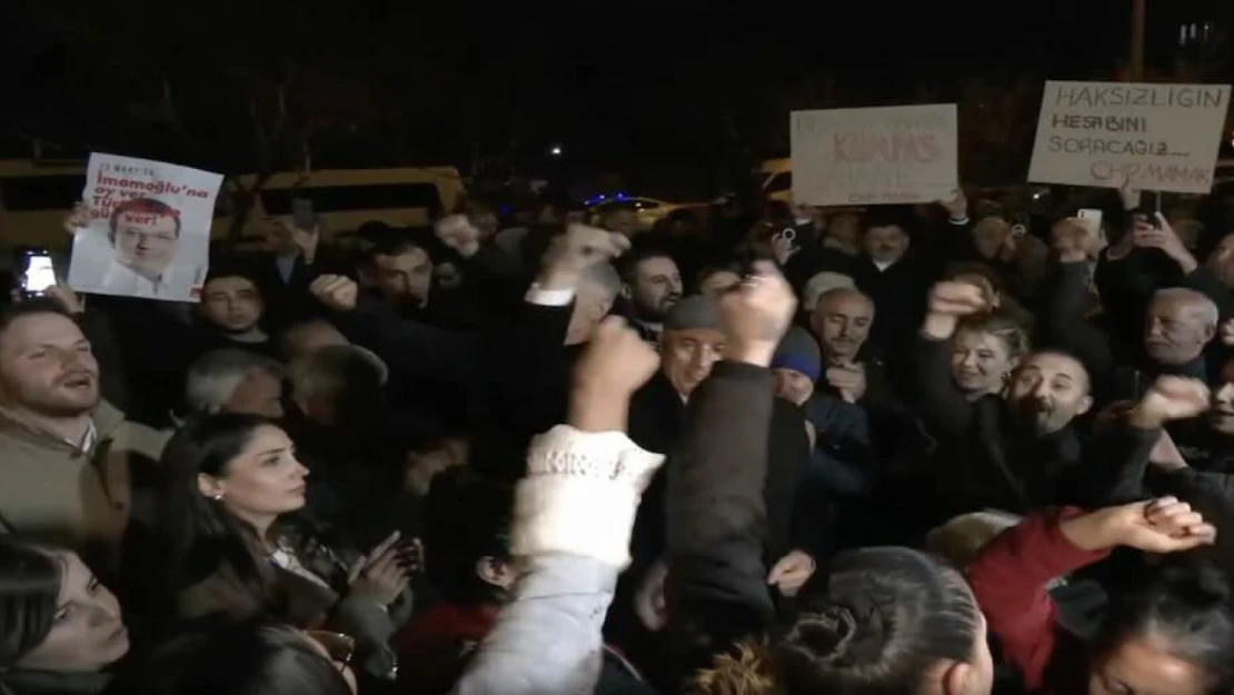 CHP Ekrem İmamoğlu'nun diploma iptalini YÖK önünde protesto etti