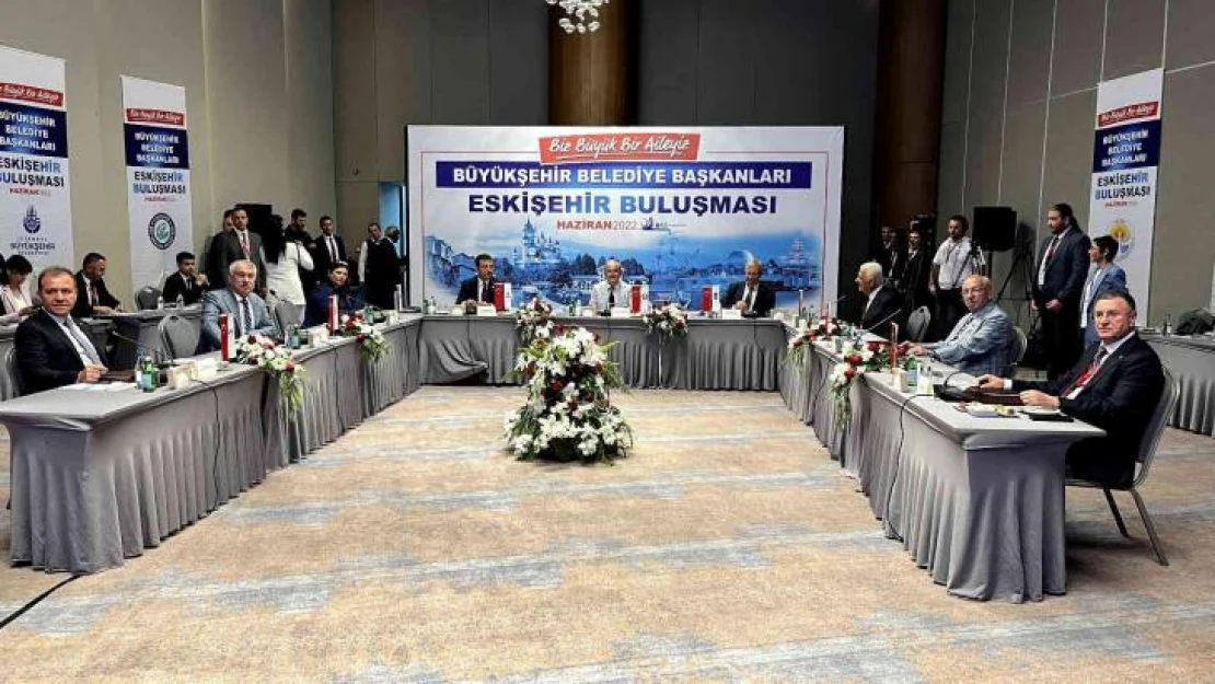 CHP'li büyükşehir belediye başkanları Eskişehir'de bir araya geldi