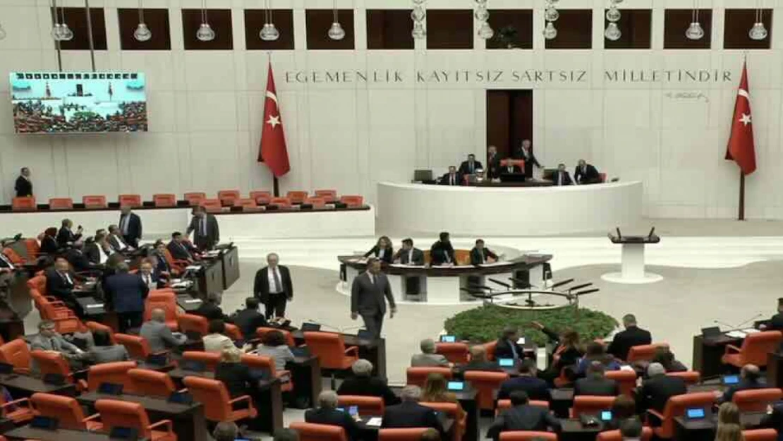 CHP'li vekiller kürsüyü işgal etti, TBMM'de ekonomi torba teklifi görüşülemedi