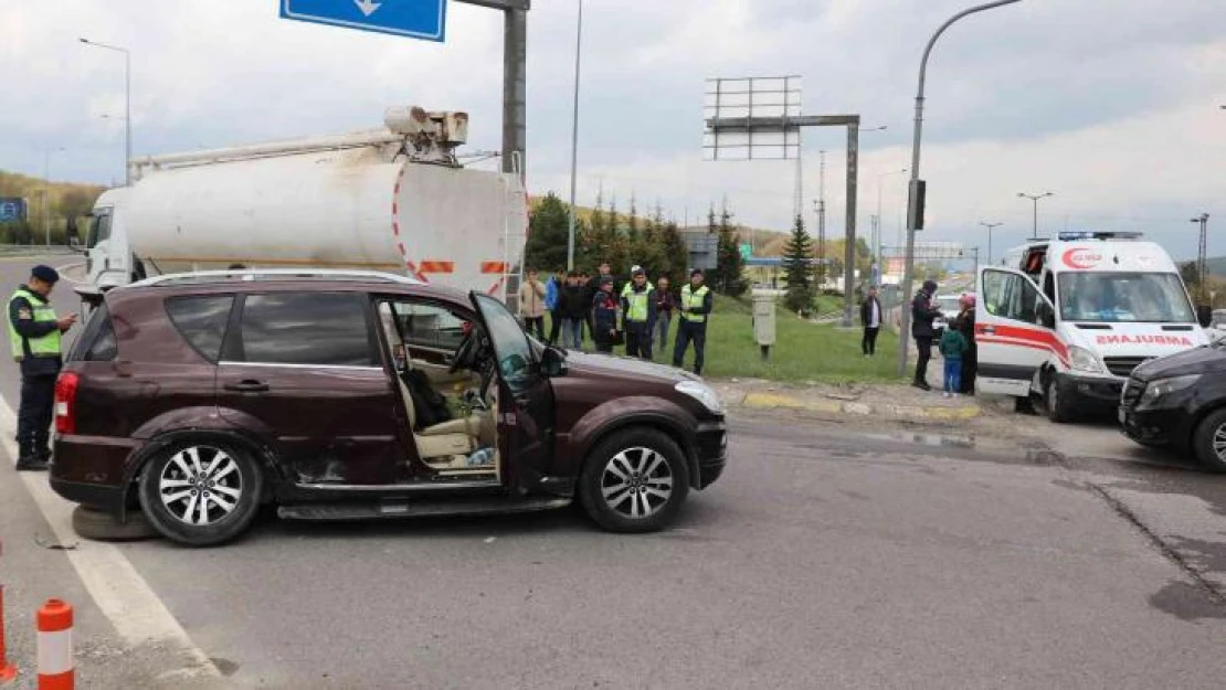 Ciple otomobil kavşakta çarpıştı: 2 yaralı