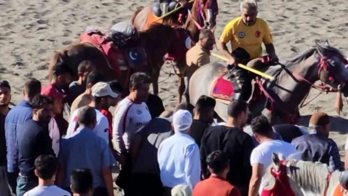 Cirit müsabakasında atlar çarpıştı, yerde kalan sporcunun üzerinden at geçti