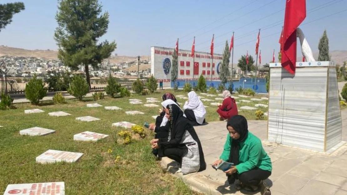 Cizreli kadınlar bombalı saldırıda şehit olan 12 polisi unutmadı