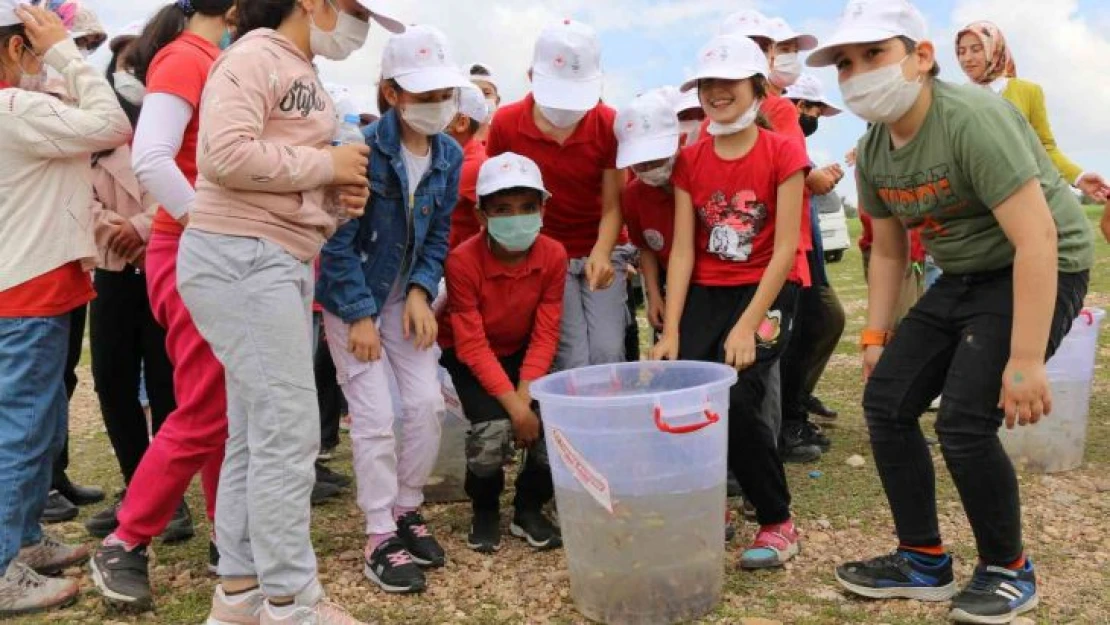 Çocuklar göle balık bırakarak 23 Nisan'ı kutladılar