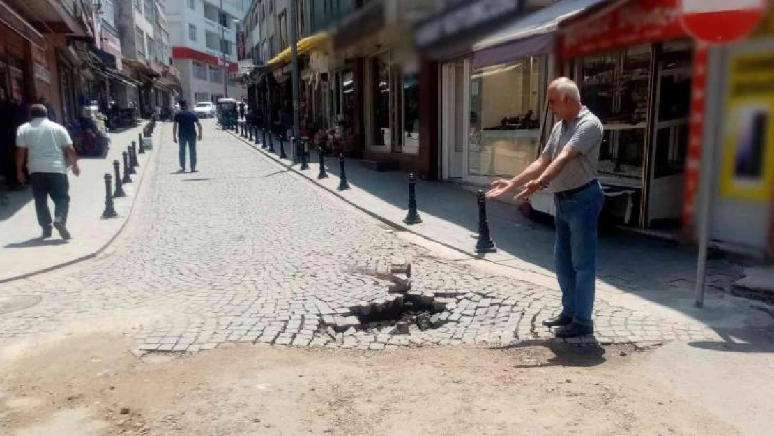 Çöken yol vatandaşı çileden çıkardı