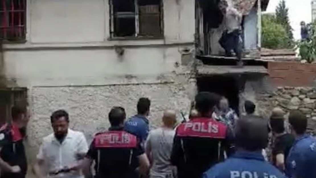 Çöp evini temizlemeye gelen ekibe güçlük çıkardı, polisi bıçakladı