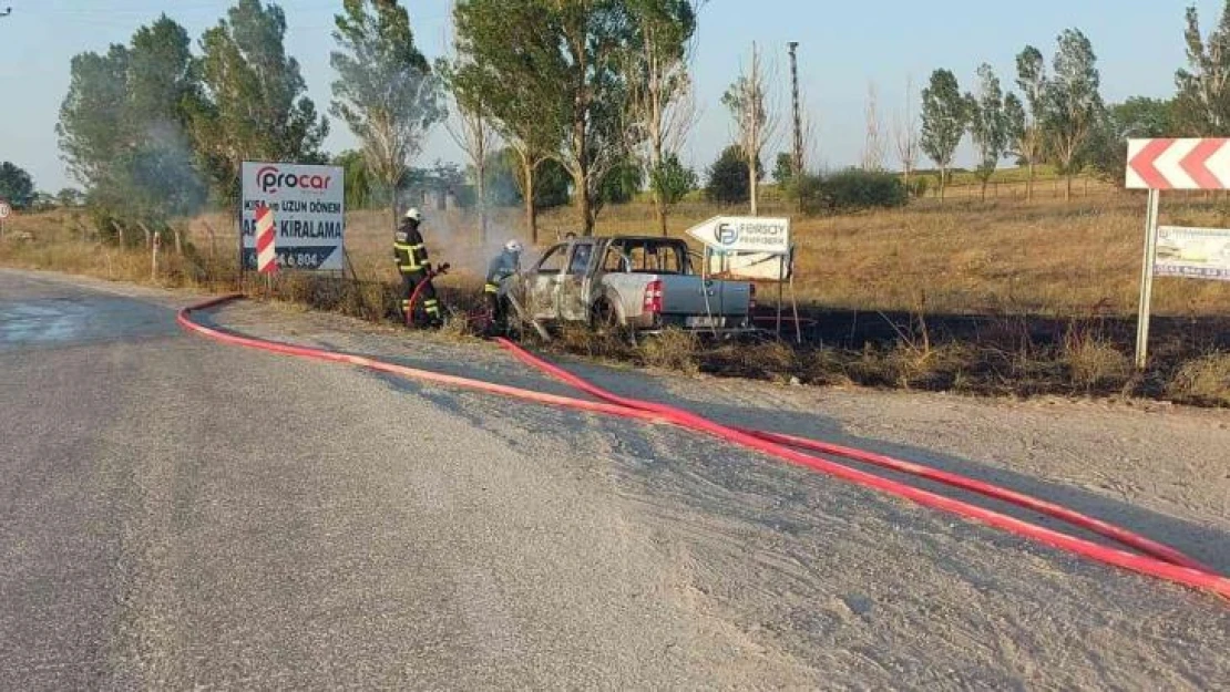 Çorlu'da arızalanan araç alev aldı