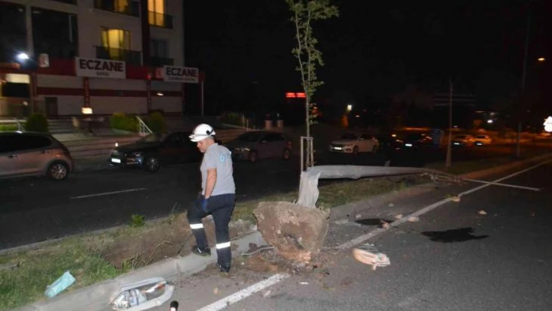 Çorlu'da hayrete düşüren kaza: Çarptığı direği yerinden çıkardı, aracını üzerinden kurtarıp kaçtı