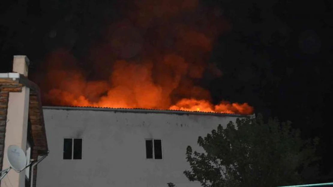 Çorlu'da yatak üretim fabrikası alev alev yandı