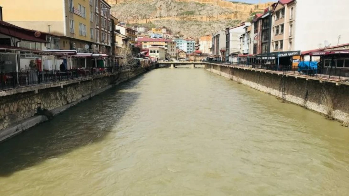 Çoruh nehri artan debisiyle Bayburt'u Venedik'e benzetti