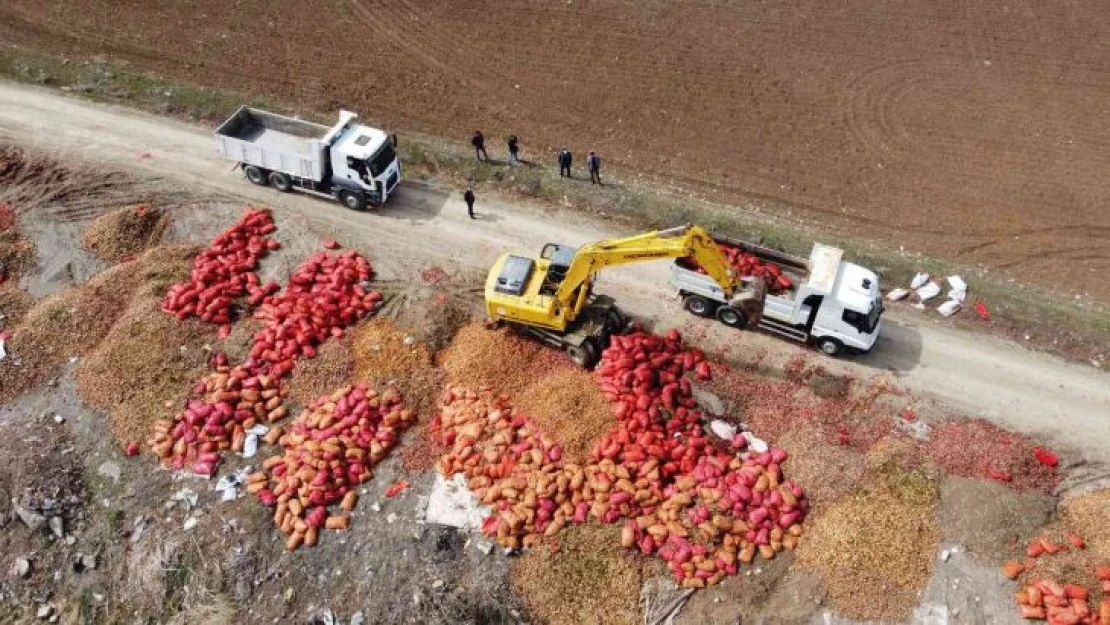 Çorum'da yol kenarına dökülen tonlarca soğan havadan görüntülendi