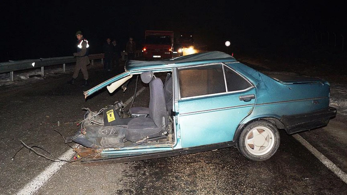 Çubuk'taki trafik kazasında otomobil ikiye bölündü: 2 yaralı