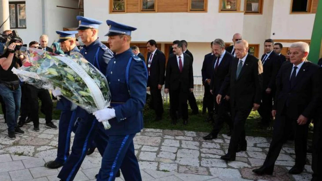 Cumhurbaşkanı Erdoğan, Bosna Hersek'in merhum lideri Aliya İzzetbegoviç'in kabrini ziyaret etti