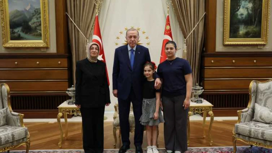 Cumhurbaşkanı Erdoğan, Sinan Ateş'in eşi Ayşe Ateş ve evlatlarıyla konuştu