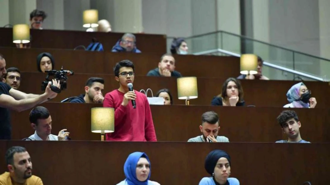 Cumhurbaşkanı Sözcüsü İbrahim Kalın Fatih Merkez Kütüphanesi'nde gençlerle bir araya geldi