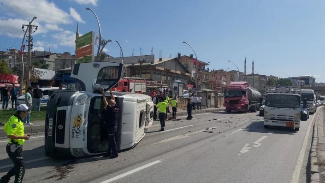 D-100'de tankerin çarptığı servis minibüsü devrildi: 1 yaralı