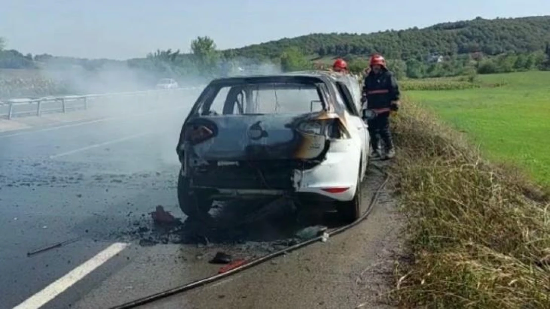 D-650'de alevlere teslim olan otomobilden geriye demir yığını kaldı