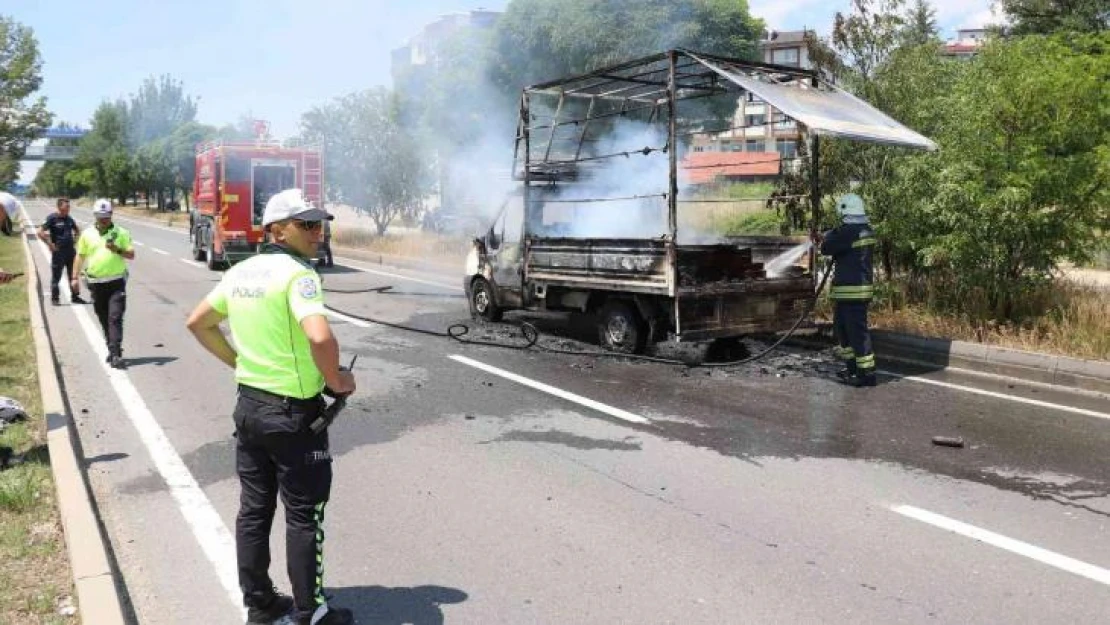 D100'de alev alev yanan kamyonet küle döndü