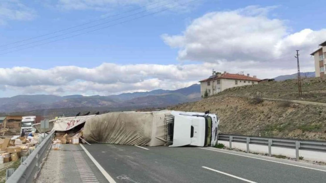 D100'de devrilen tırın dorsesindeki malzemeler yola saçıldı: 1 yaralı