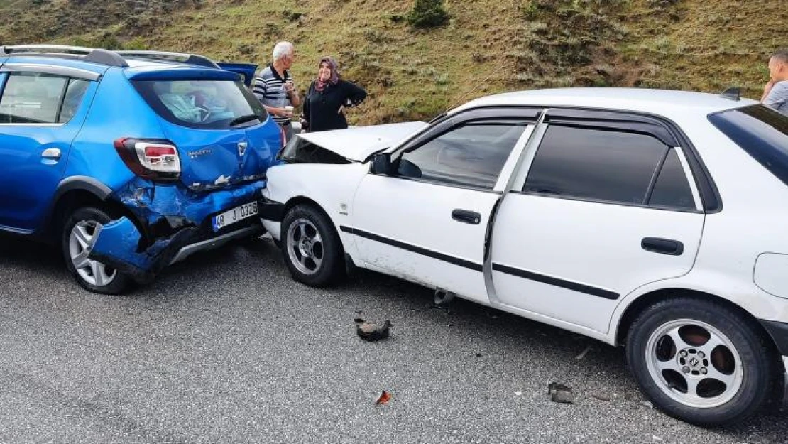 D100 karayolunda otomobil kaza yapan araçlara çarptı: 3 yaralı