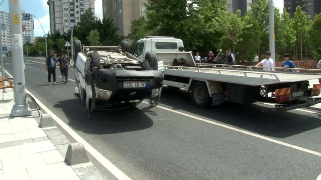 Dağıtıma çıkan kargo aracı kaza yaptı, kargolar yola savruldu