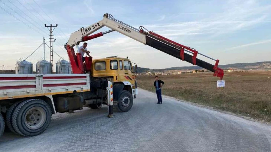 Damattan bahşiş almak için vinçle gelin arabasının önünü kesti