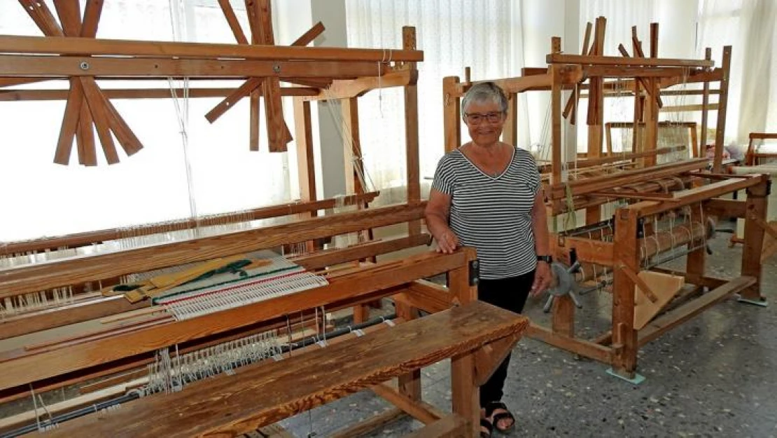 Danimarkalı Conny, dokuma tezgahlarını Çeşme Halk Eğitim'e bağışladı